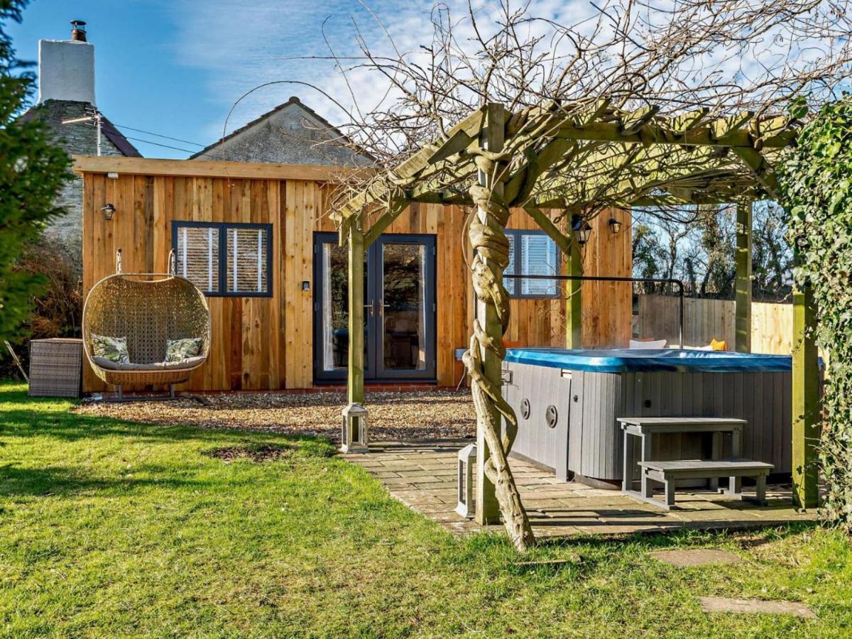Wisteria View With Hottub & Cabin Sleeps 20 Chippenham (Wiltshire) Exterior foto